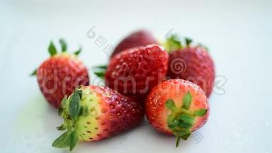 市场上新鲜的草莓。 好好吃吧。 混合水果。 新鲜的水果很接近。 健康饮食，饮食观念